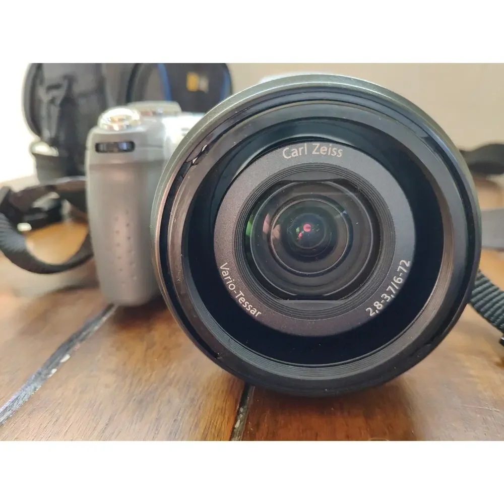 Sony Cyber-shot DSC-H2 6.0MP Camera w/Carl Zeiss Lens
